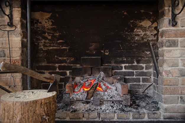 Chimenea grande con fuego ardiente y elementos decorativos.