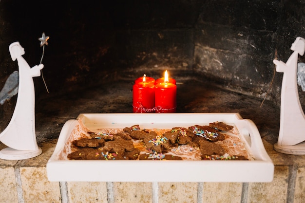 Foto gratuita chimenea con pan de jengibre y velas