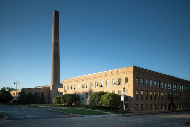 Chimenea en zona urbana cerca del edificio