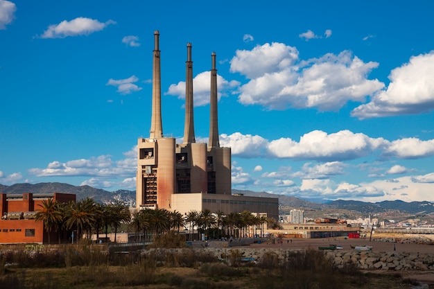 Chimeneas de la estación termal de Besos en Barcelona