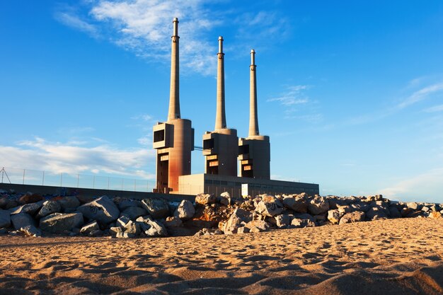 chimeneas de la estación térmica de energía descuidada