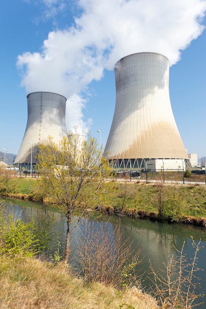 Foto gratuita chimeneas de fábrica nuclear y río en verano