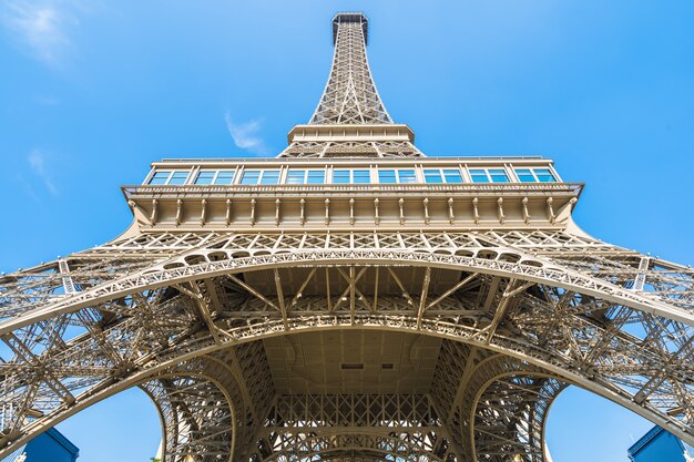 China, Macao - 10 de septiembre de 2018: hermoso hito de la torre Eiffel de un hotel y centro turístico parisinos en m