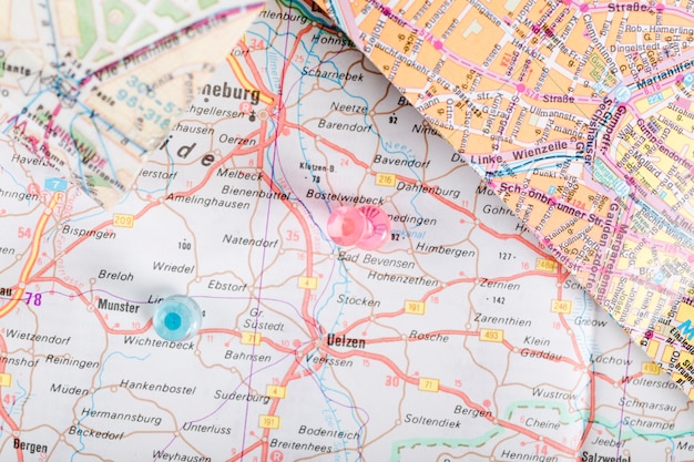 Chinchetas rosas y azules que muestran la ubicación de marcado en el mapa