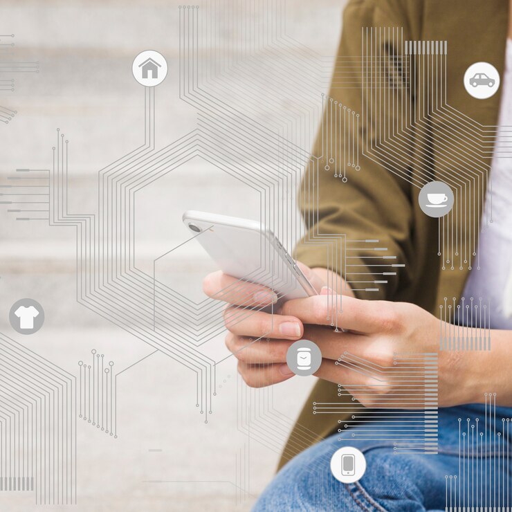 Foto gratuito chip de procesador con iconos de aplicaciones frente a una mujer que usa un teléfono celular