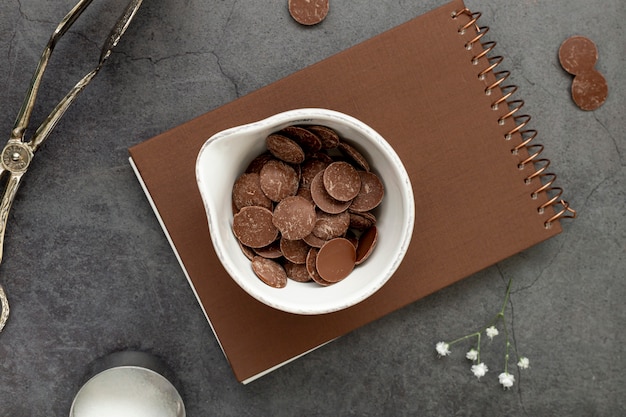 Foto gratuita chips de chocolate en un cuaderno marrón