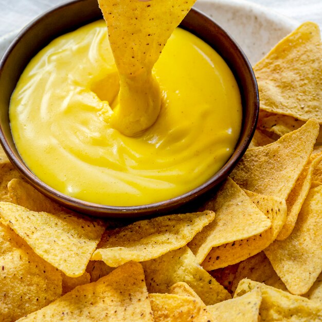 Chips de tortilla de maíz tex mex con salsa de queso cheddar