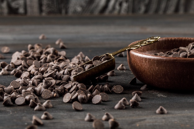 Foto gratuita choco cae en un recipiente con cuchara