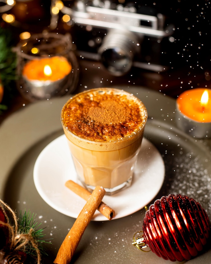 Foto gratuito chocolade caliente sobre la mesa