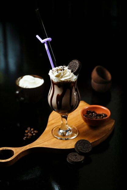 Chocolade cóctel de hielo con galleta oreo