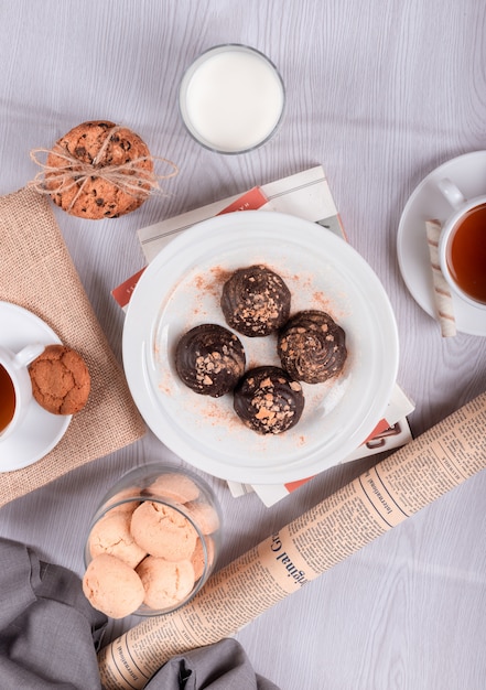 Chocolate, bocadillos dulces y té sobre la mesa.