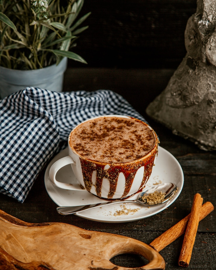 Foto gratuito chocolate caliente cubierto con cacao