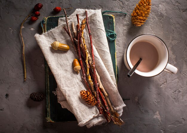 Chocolate caliente con decoración natural.