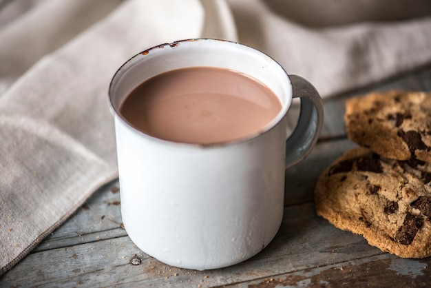 Foto gratuita chocolate caliente con galletas de chocolate.