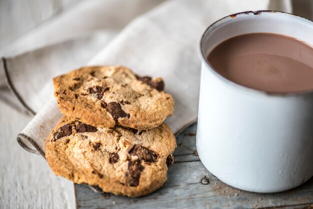 Chocolate caliente con galletas de chocolate.