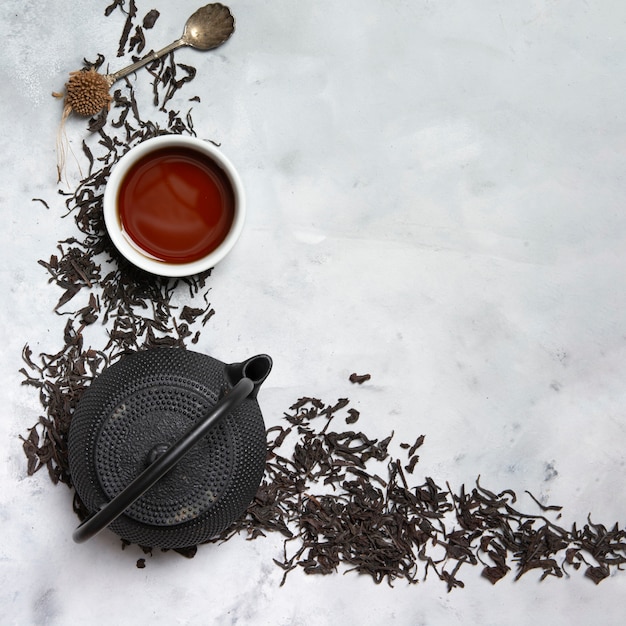 Foto gratuita chocolate caliente con hojas de hierbas