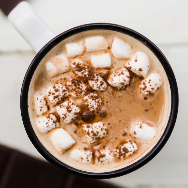 Chocolate caliente con malvaviscos en taza