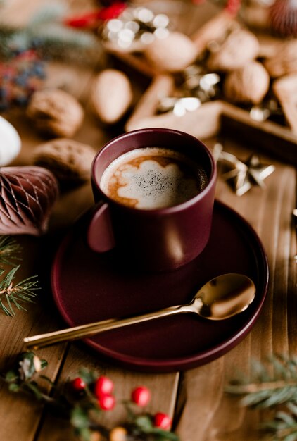 Chocolate caliente y nueces en una noche de Navidad