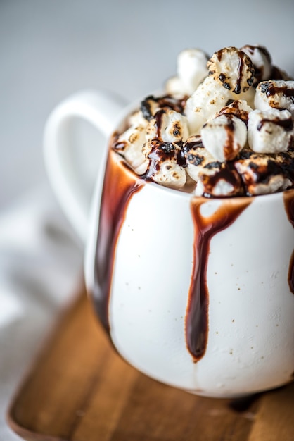 Foto gratuita chocolate caliente con receta de malvaviscos