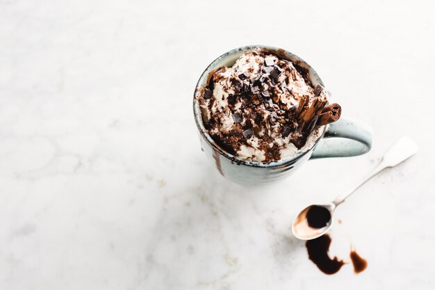 Chocolate caliente en taza con crema batida