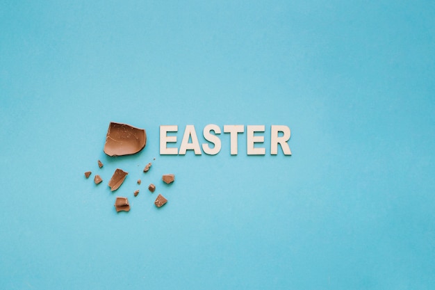 Foto gratuita chocolate cerca de la escritura de pascua