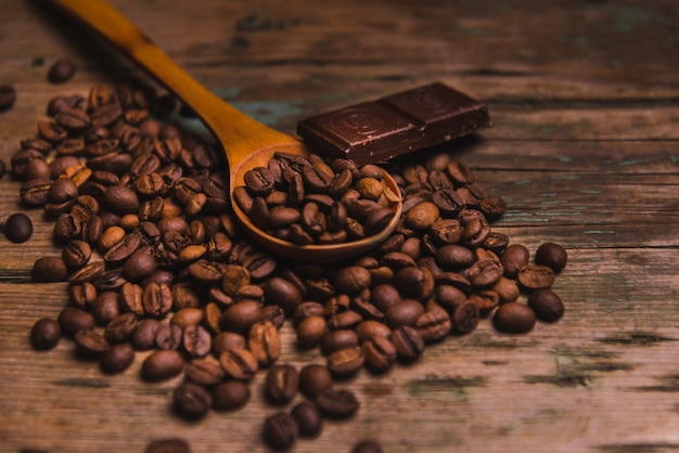 Chocolate y cuchara en granos de café