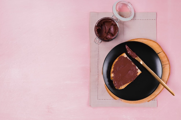 Foto gratuita chocolate dulce en el espacio de copia de pan