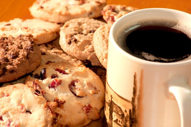 Chocolate y galletas de fresa con una taza de café