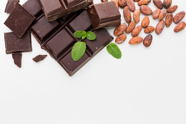 Chocolate y granos de cacao planos