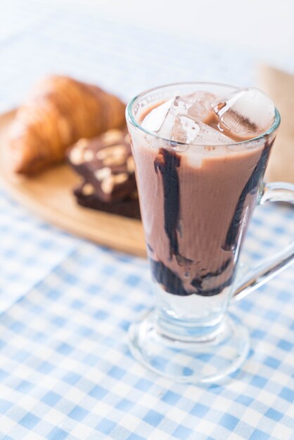 Chocolate helado en la mesa