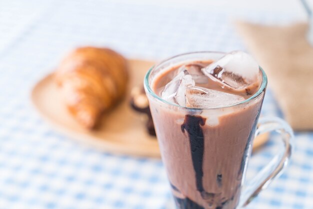 Chocolate helado en la mesa