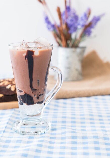 Chocolate helado en la mesa