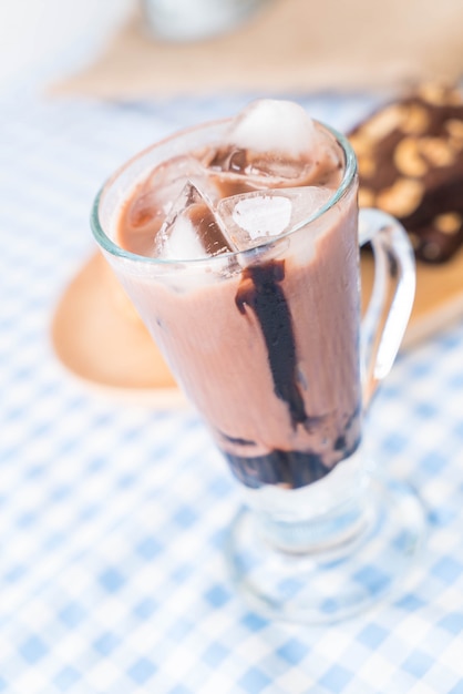 Chocolate helado en la mesa