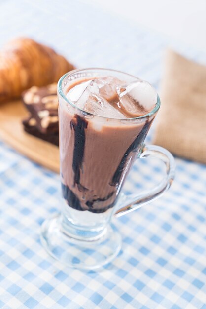 Chocolate helado en la mesa