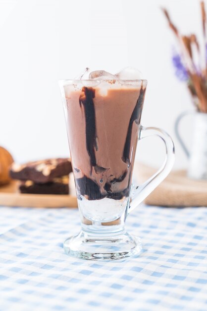 Chocolate helado en la mesa