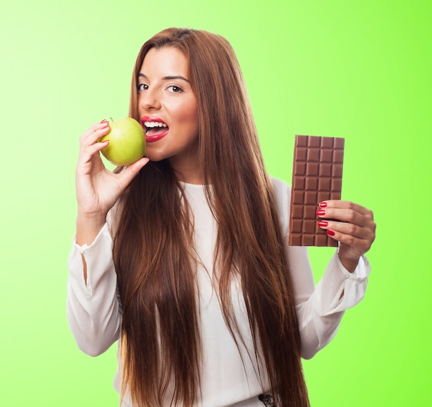 Foto gratuita chocolate de la mujer delgada de azúcar coma