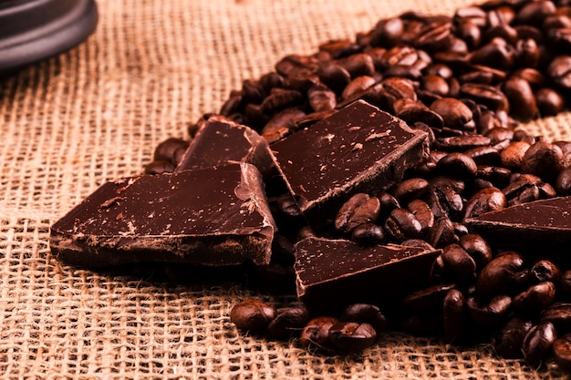 Chocolate negro se encuentra en granos de café