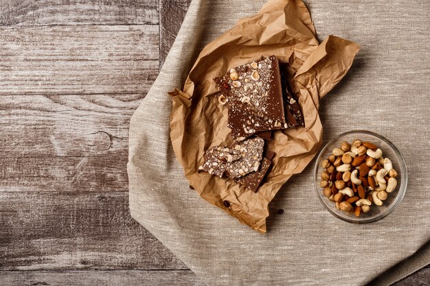 Chocolate y nueces sobre madera