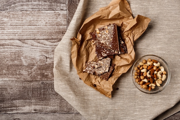 Chocolate y nueces sobre madera