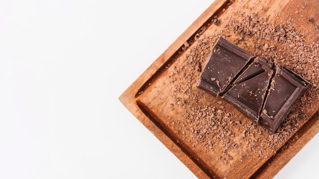 Chocolate entre rizos de chocolate en la tabla de cortar