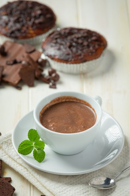 Chocolate en la superficie oscura. Concepto del Día Mundial del Chocolate