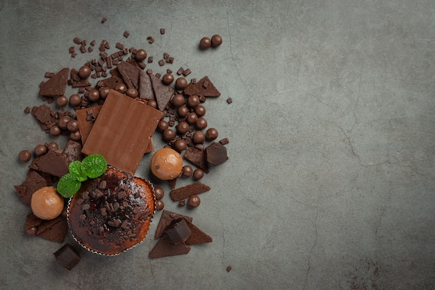 Chocolate en la superficie oscura. Concepto del Día Mundial del Chocolate