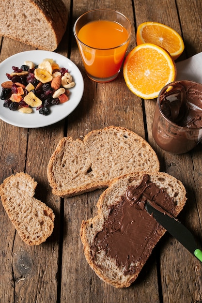 Chocolate para untar en rebanada de pan con jugo de naranja