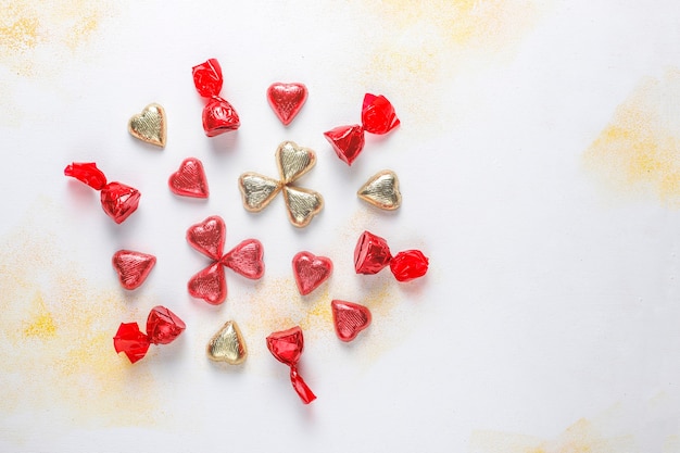 Chocolates en forma de corazón de San Valentín, decoraciones.