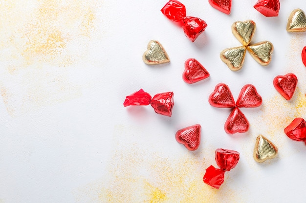 Foto gratuita chocolates en forma de corazón de san valentín, decoraciones.