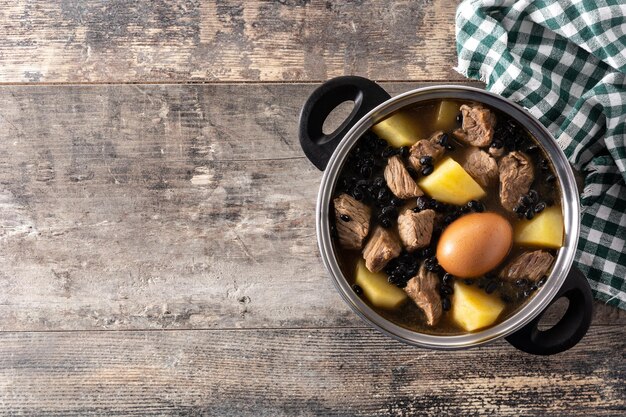 Cholent judío tradicional sobre mesa de madera