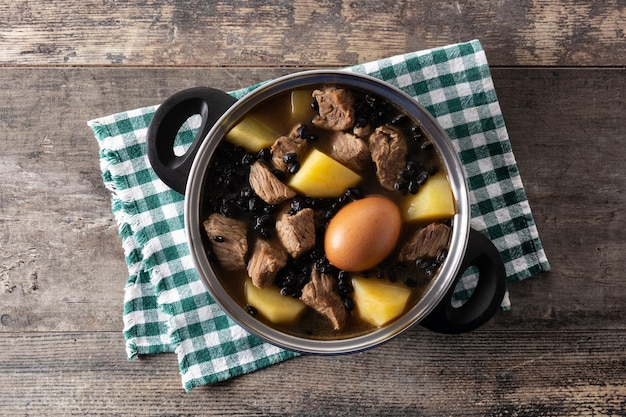 Cholent judío tradicional sobre mesa de madera