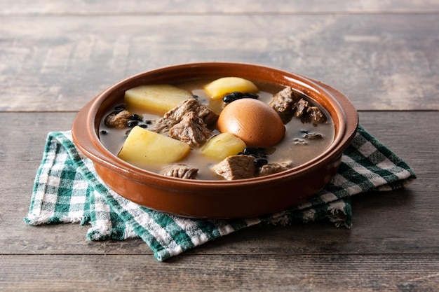 Cholent judío tradicional sobre mesa de madera