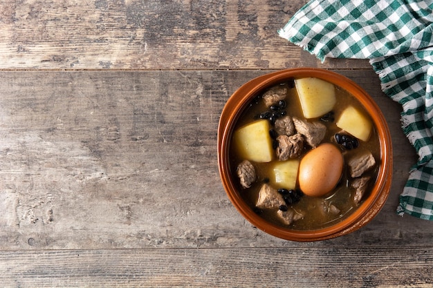 Foto gratuita cholent judío tradicional sobre mesa de madera