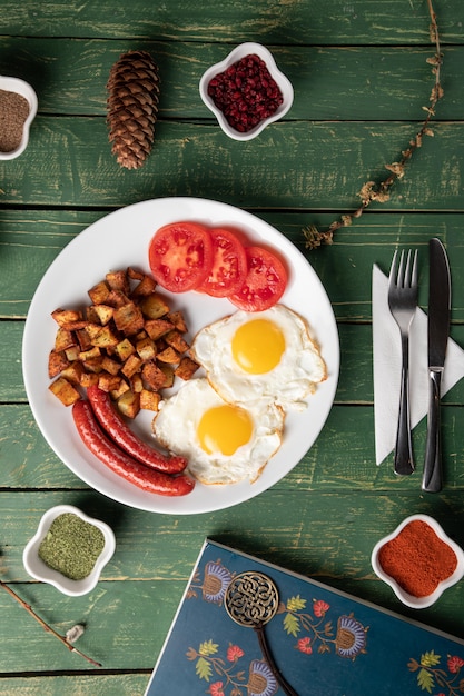 Foto gratuita chorizo al horno con huevo y patata